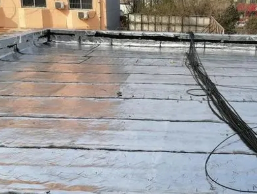 景县卫生间漏水维修公司分享下景县屋面楼顶防水刚性防水层施工要点。